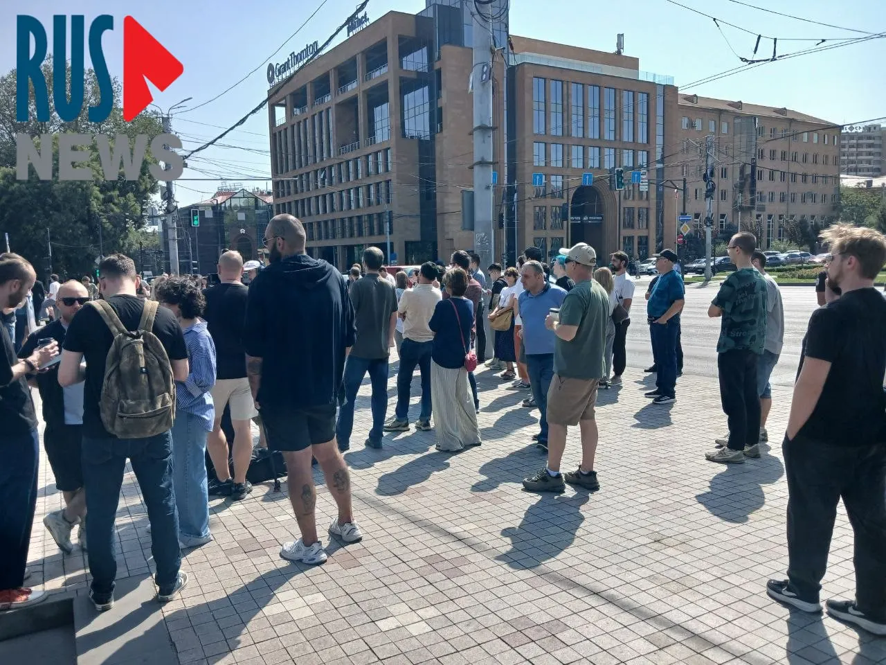Очередь у посольства России в Ереване достигла более тысячи человек; рядом проходит митинг активистов.
