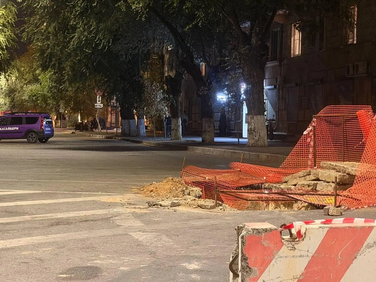 На улице Маршала Чуйкова возле театра уже три недели образовавшаяся раскопка затрудняет проезд и требует завершения работ перед отопительным сезоном.