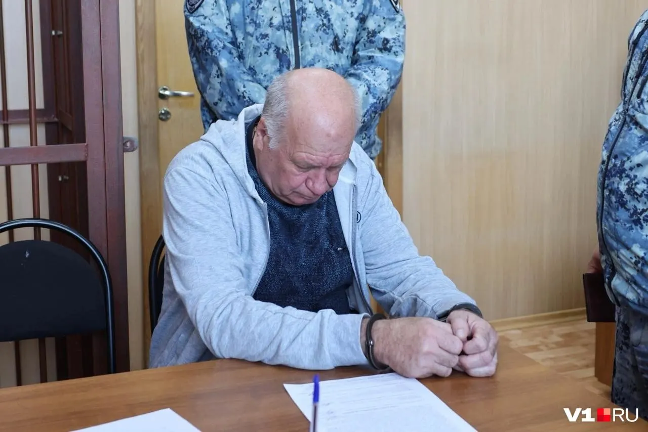 Чиновник администрации Тракторозаводского района Волгограда признан виновным в получении взяток от директоров управляющих компаний; суд вынес наказание — 3,5 года колонии строгого режима, несмотря на серьезные болезни.