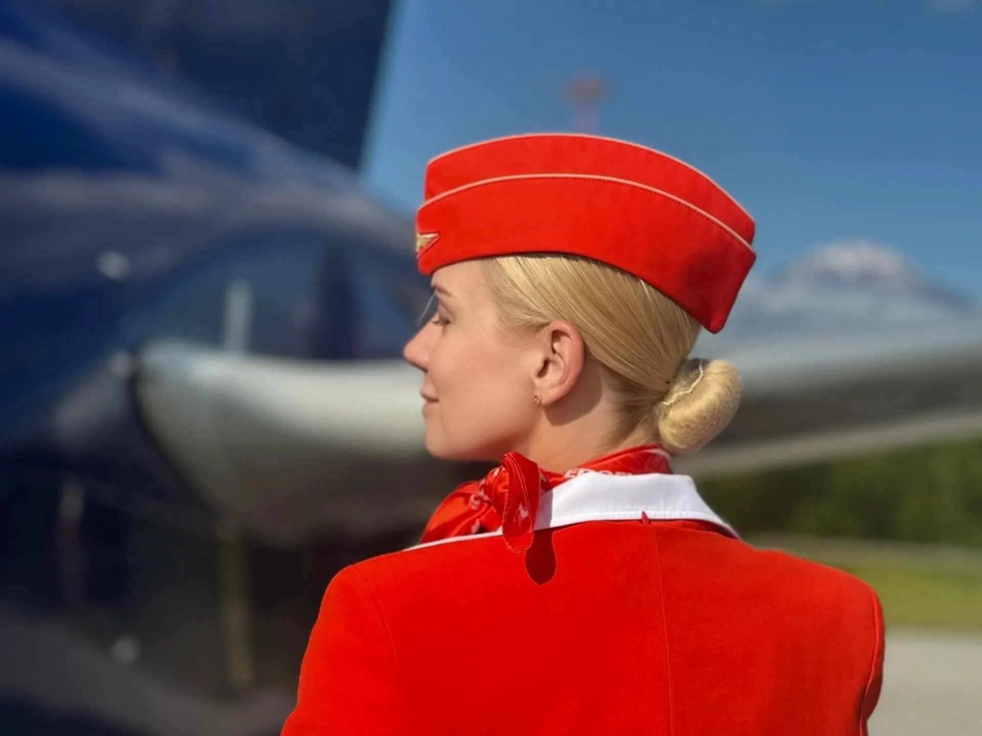 42-летняя волгоградка Ирина Тимченко, старший бортпроводник Airbus A320, за 16 лет карьеры побывала в более чем 20 странах и 100 городах. Путь к финалу был непростым, но благодаря упорству и поддержке коллег она вышла в финал международного конкурса «Топ стюардесс | Авиа Мисс 2026».