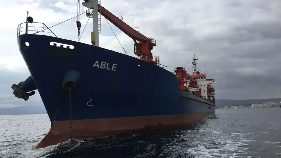 В болгарских водах Черного моря два коммерческих судна подверглись атаке беспилотников: Alfa Watan и Able. Одно судно затонуло, поисковые и спасательные работы продолжаются.