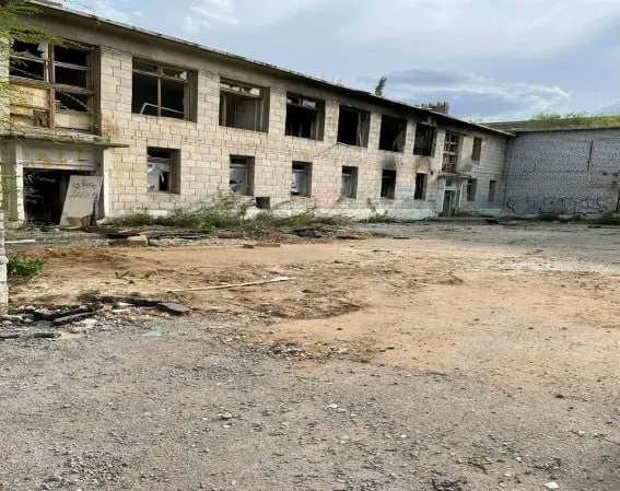 На продажу выставлено двухэтажное здание в Красноармейском районе Волгограда за более чем 30 миллионов рублей. Здание можно снести и застроить участок многоквартирными домами, либо реконструировать под офисы.