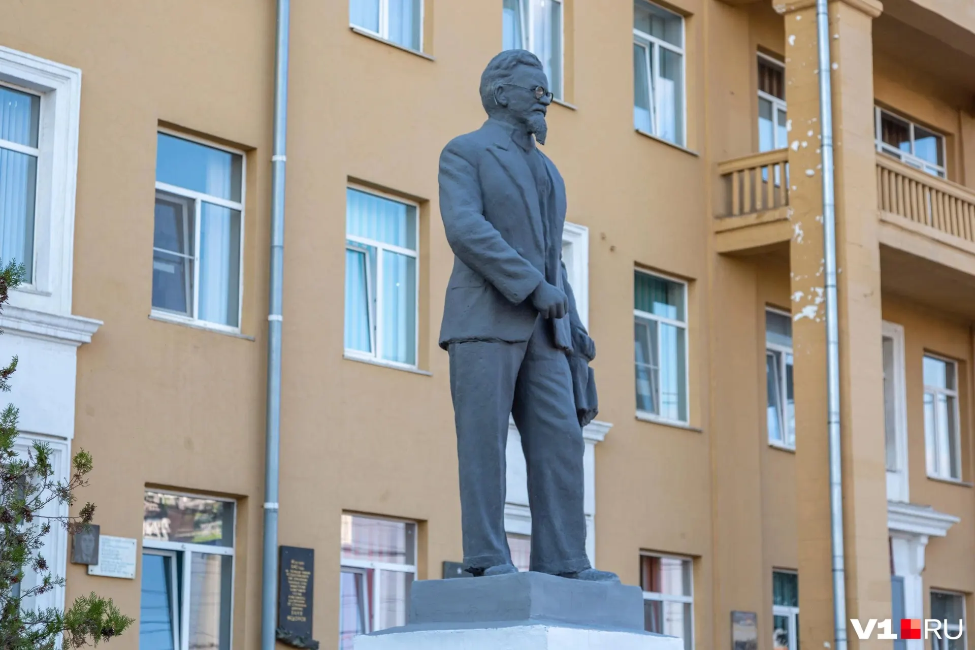 Памятник Михаилу Калинину привели в порядок, но местные жители сомневаются в качестве выполненных работ и опасаются повторных трещин.