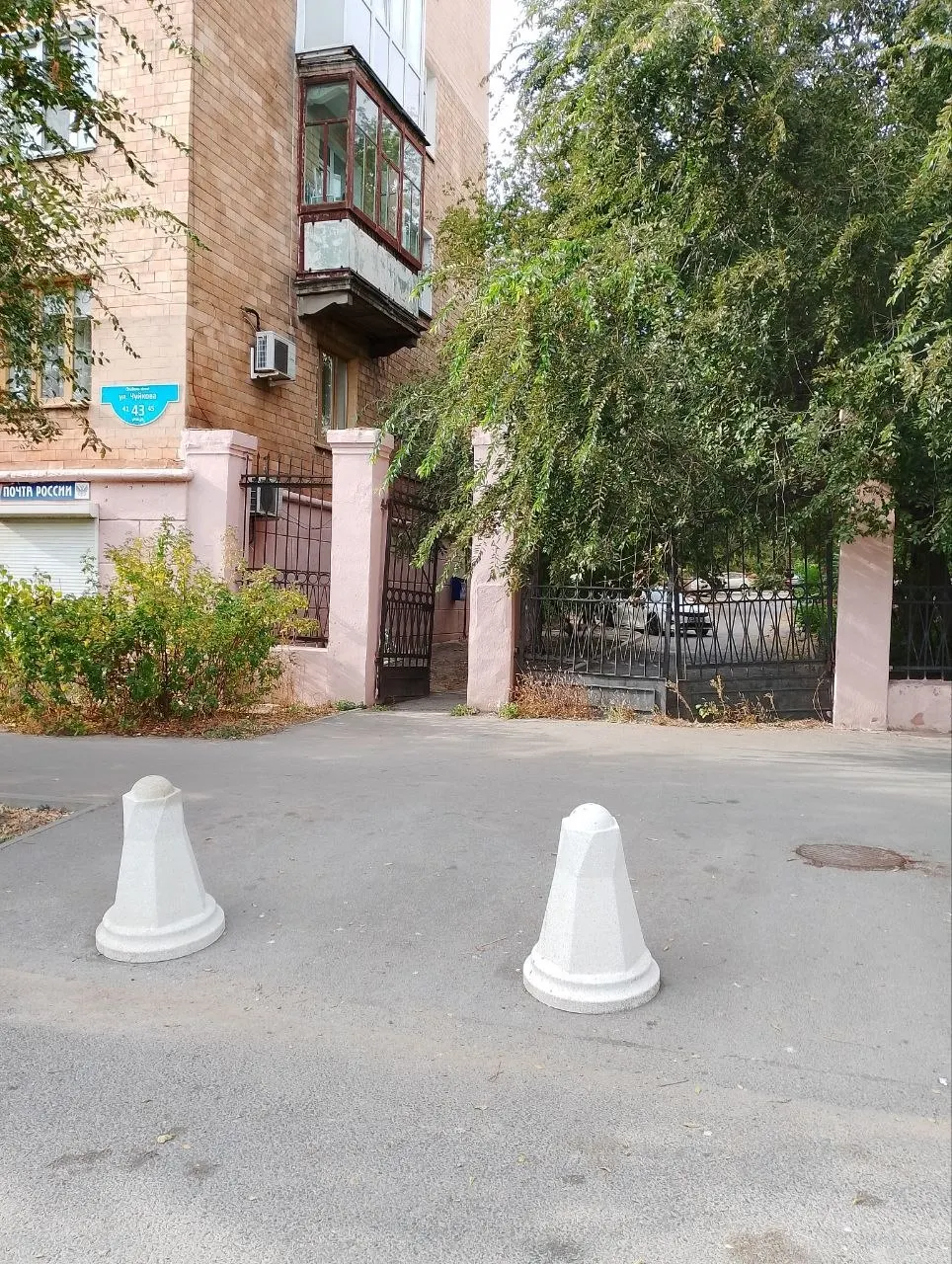 Жители исторического центра Волгограда сообщают об искусственных препятствиях у ворот пожарных выездов, возникших после введения платной парковки.