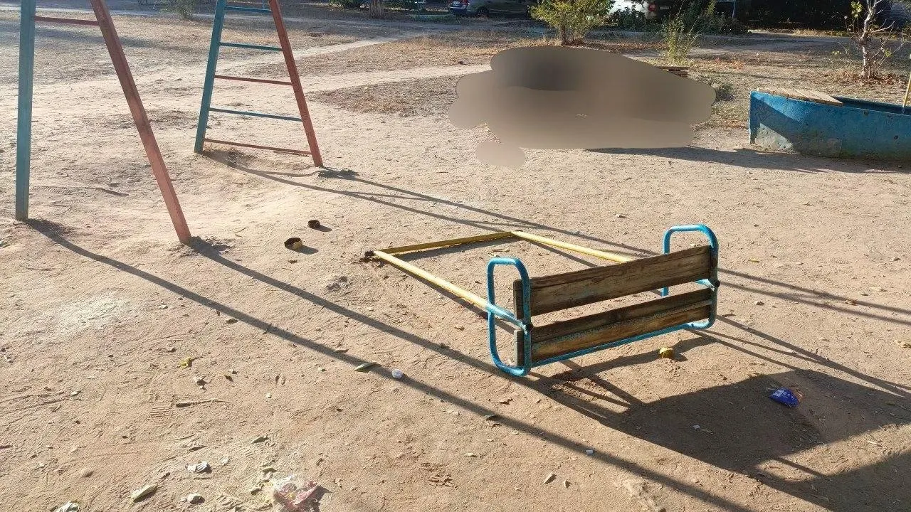 Две несовершеннолетние получили травмы после поломки детской качели во дворе на улице Российской, 7. Одна из них была госпитализирована с травмой головы, другая — с ушибами; проводится проверка состояния оборудования.