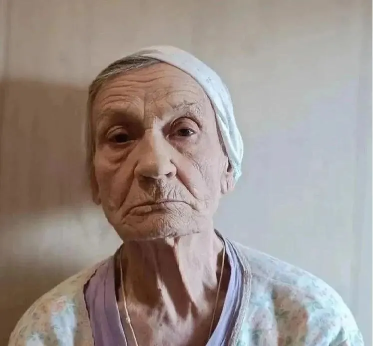 81-летняя бабушка потеряла память; волонтёры ищут её близких. Обращение к прохожим и родственникам с просьбой помочь.