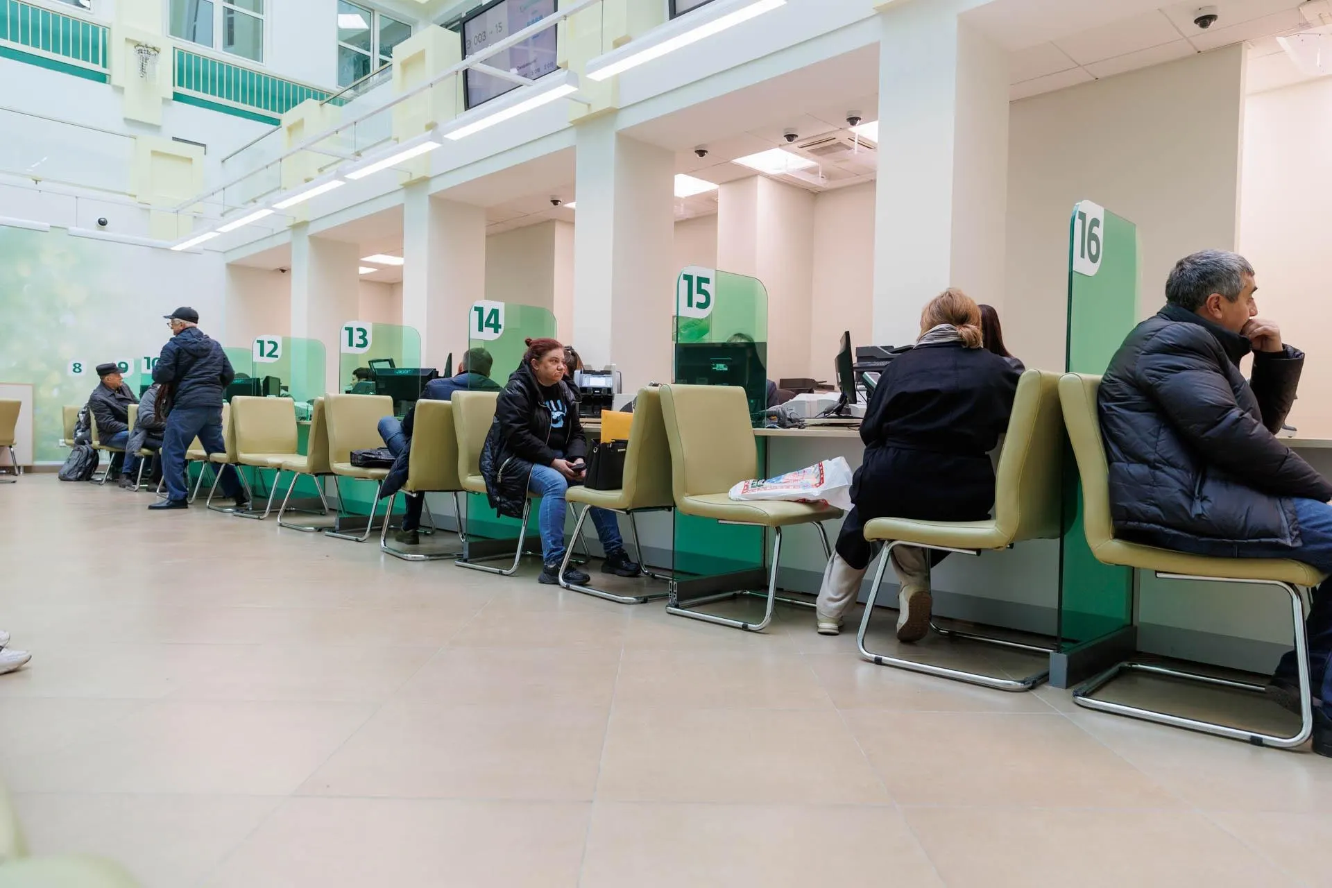 Эксперты оценивают риски долгового кризиса и сравнивают ситуацию с прошлыми кризисами, объясняя последствия для населения.
