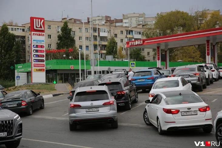 На заправках Волгограда снова собираются длинные очереди, водители выбирают бензин А-92 чаще А-95.