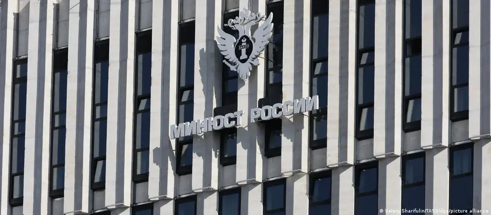 Государственные органы планируют опубликовать открытый реестр граждан РФ, проживающих за границей и уклоняющихся от наказания. Одновременно вводятся новые ограничения и меры контроля, включая запреты на сделки.