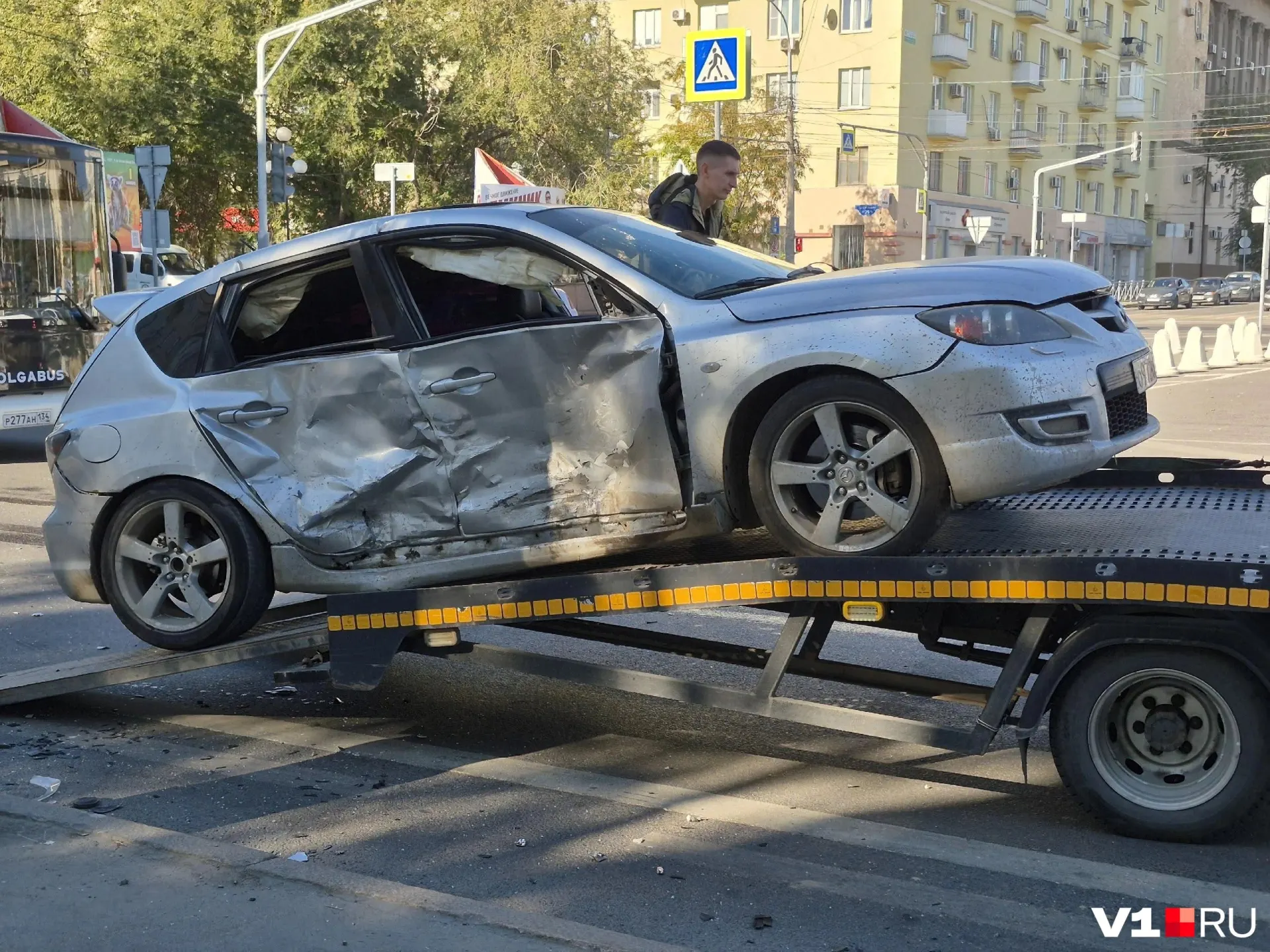В центре Волгограда женщина с двумя детьми попали в ДТП; по предварительным данным, госпитализация никому не потребовалась.