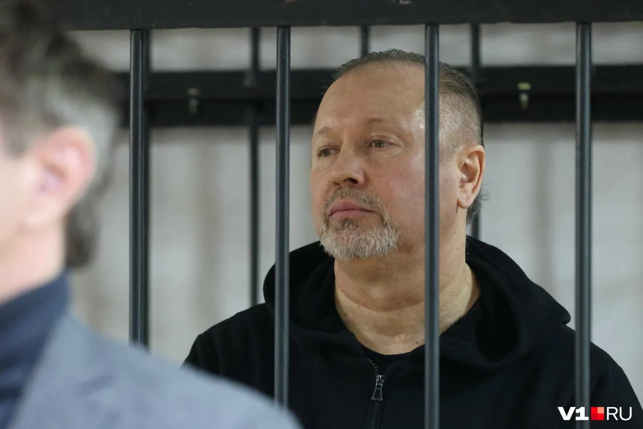Бывший депутат Волгоградской городской думы Алексей Зверев осуждён на 14 лет. Суд разбирает иск о возврате 228 миллионов рублей.
