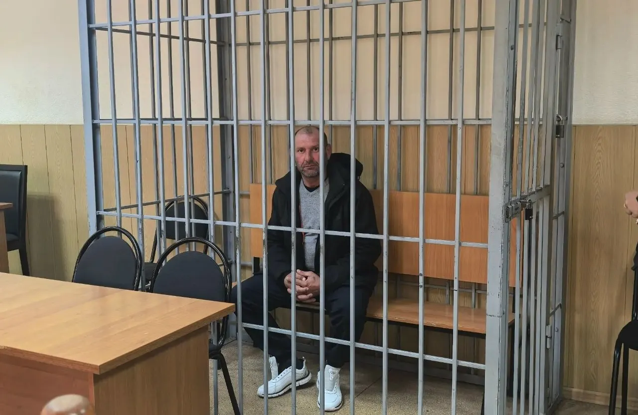 Разборка на детской площадке завершилась госпитализацией пострадавшего и задержанием нападавшего; расследование ведут правоохранительные органы.