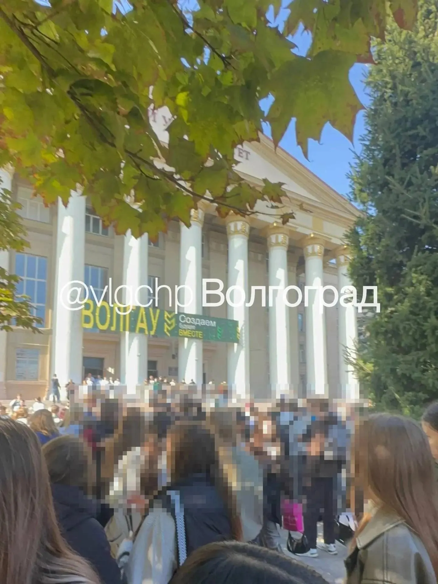 Здание проверили кинологи; тревога оказалась ложной; студенты вернулись к занятиям.