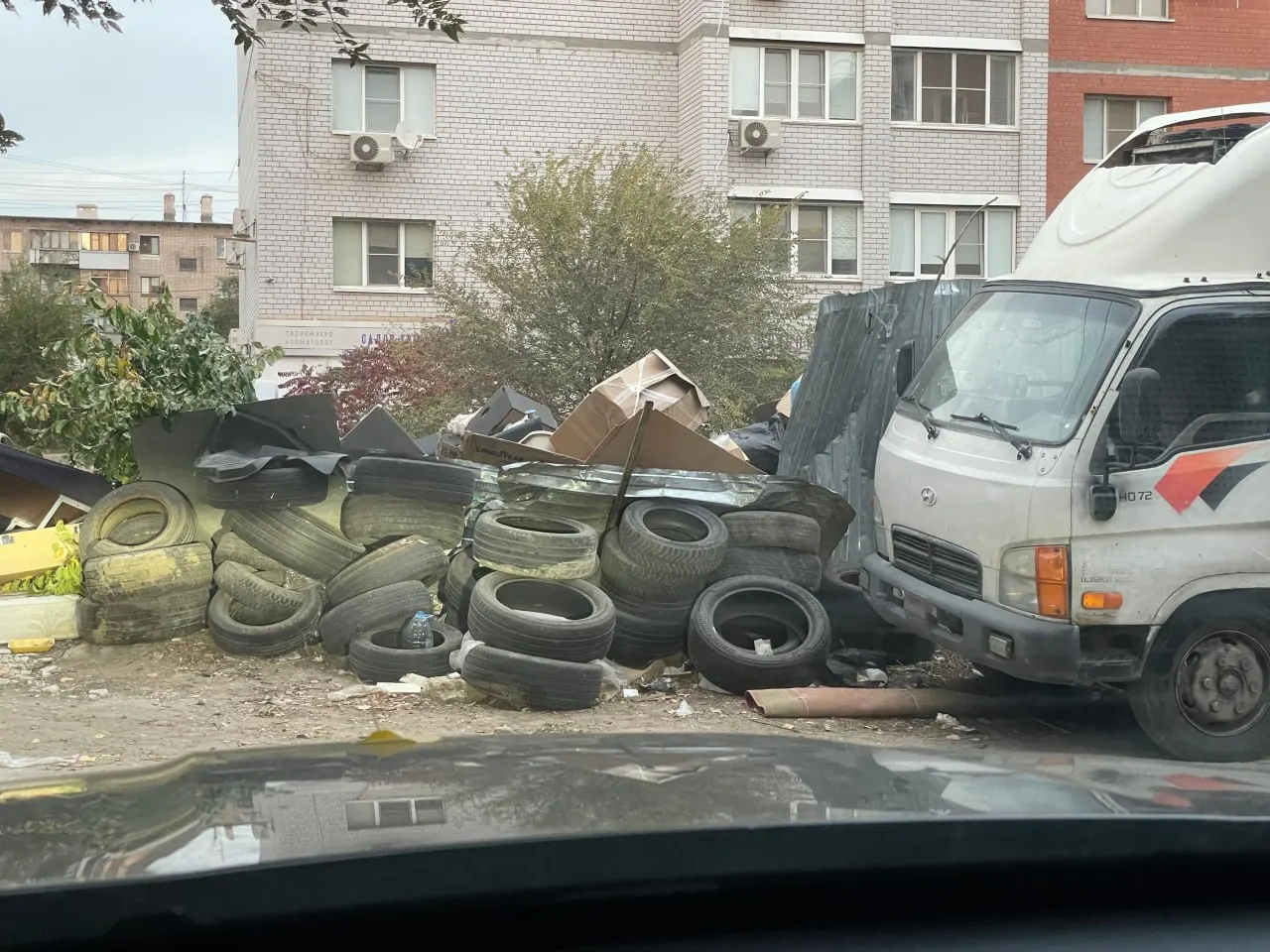 Жители жалуются на постоянную свалку возле контейнерной площадки и угрозу пожара; просят разобраться с вывозом мусора и состоянием двора.