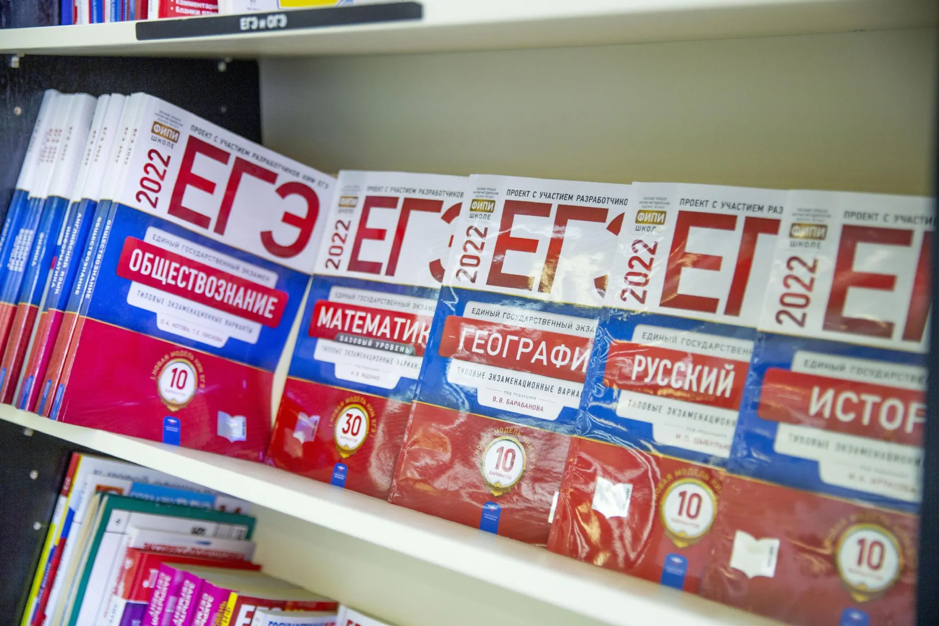 Обсуждают меры по повышению минимального порога ЕГЭ для поступления в государственные и частные вузы по всей России.