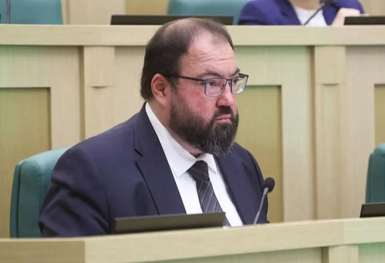 Минцифры и Минобороны обсуждают меры защиты дата-центров на фоне атак беспилотников, которые привели к временным сбоям и остановке работы сервисов. В октябре зафиксированы новые атаки на дата-центры, восстановление может занять месяцы.