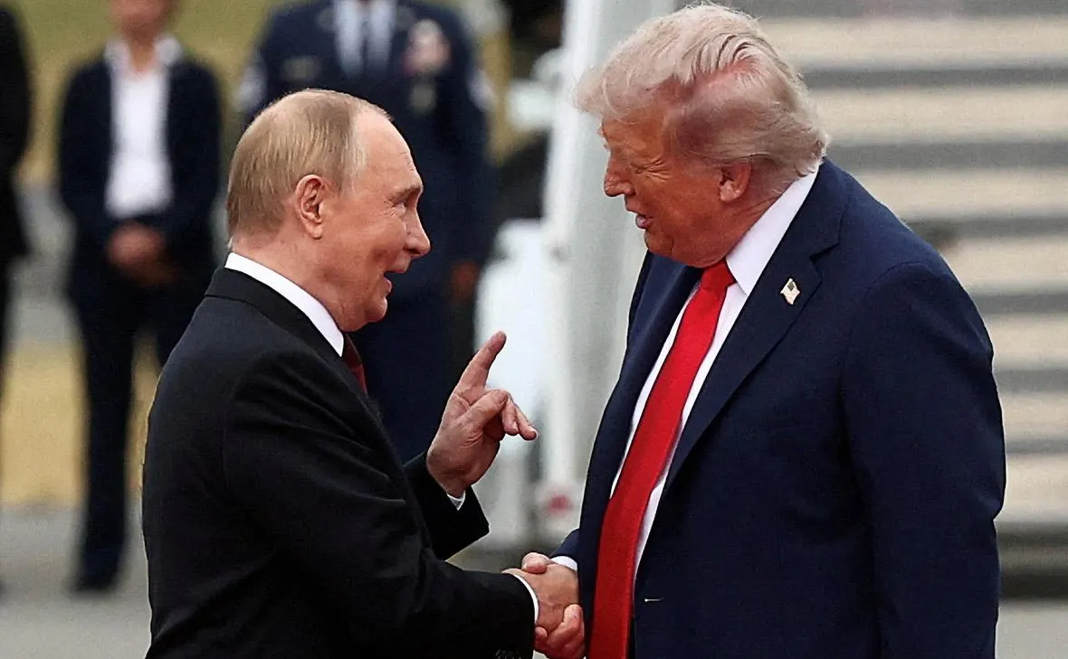 Подписанный указ предусматривал пошлины до 500% на российские товары и меры против крупнейших импортеров нефти и газа, а также стран, помогающих обходить санкции. Однако большая часть санкций была временно приостановлена по соображениям национальных интересов.