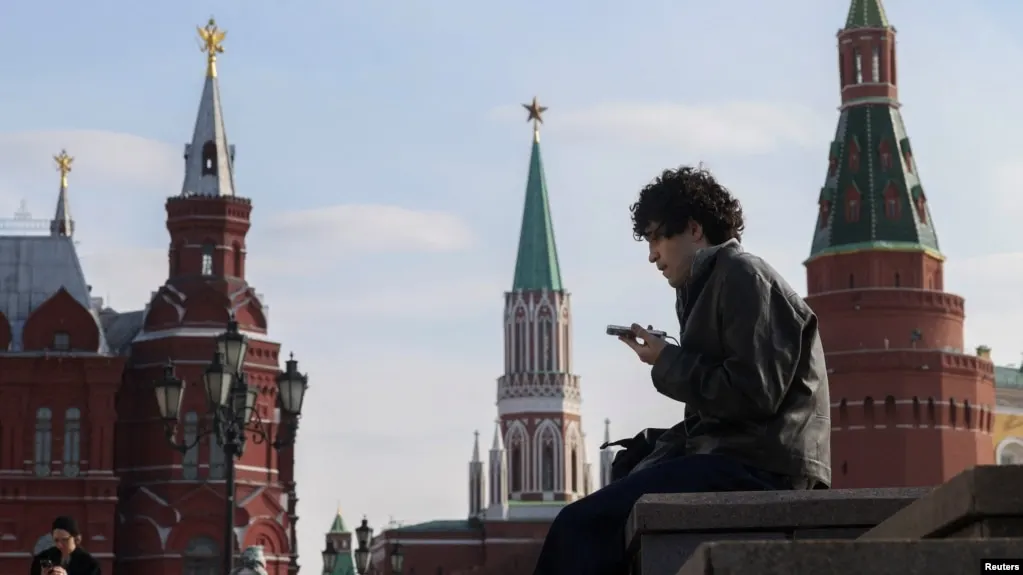 Госком ведомство предлагает законопроект об идентификации детей в социальных сетях и сокращении их времени в интернете в целях защиты детей и борьбы с доступом к запрещённому контенту.