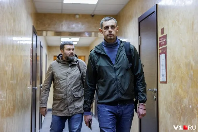 В Волгограде прошло заседание по продлению меры пресечения журналисту Виталию Кошелеву, обвиняемому в вымогательстве у главврача поликлиники №28; ранее меру изменили на домашний арест. Прибыл в суд в электронном браслете, сопровождаемый новыми адвокатами.