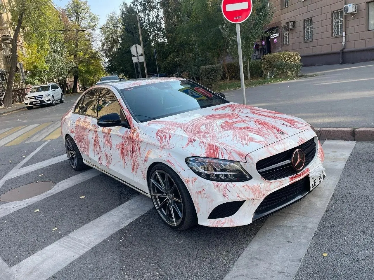 Необычный Mercedes на перекрёстке Ленина и Советской в Волгограде окрасился красной краской, вызывая вопросы: это перформанс к Хэллоуину или реальная кровь? Полиция пообещала проверить ситуацию.