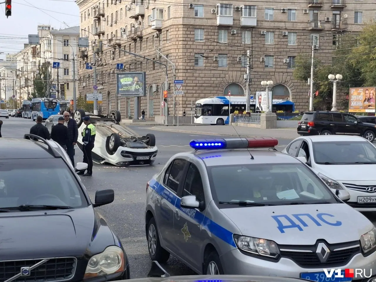 Два автомобиля столкнулись в центре Волгограда на пересечении Комсомольской и проспекта Ленина; водитель белого Hyundai Solaris отвлекся на телефон, один из автомобилей перевернулся.