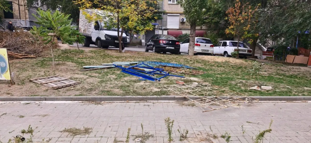 В Волгограде снесли детскую футбольную площадку во дворе центра города; жители требуют объяснений и обсуждают планы на месте.