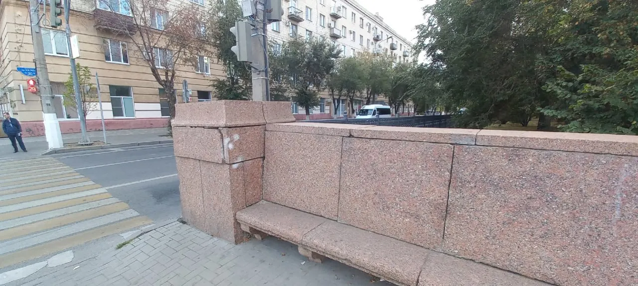Городские власти пообещали привести в порядок бульварную часть проспекта Ленина на пересечении с улицей 13-й Гвардейской; сроки пока не названы.